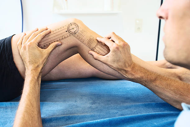 Measuring the mobility of a knee joint in preparation for knee surgery